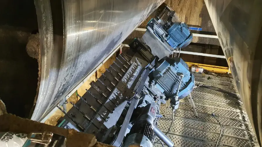 Vacuum roll modification work inside a paper machine